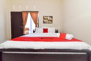 RedDoorz Plus near Jalan Imam Bonjol Denpasar - Seminyak - 5