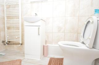 London Deluxe Four Bedroom House - Dagenham - 2