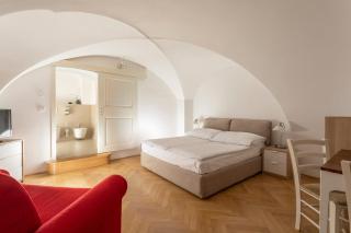 Three Golden Crowns Apartments - 3