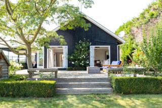 Lawn Road Retreat - 4