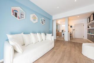3 mins walking from Acropolis - 6