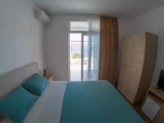 Queen Apartments & Rooms - Dobra Voda - 2