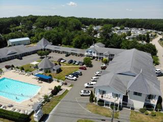 Driftaway Hotel and Pool - 7