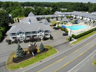 Driftaway Hotel and Pool - 5
