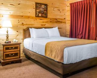 Cabins of Mackinac & Lodge - Mackinaw City - 4