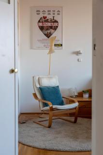 Bright top floor apartment near downtown - 1