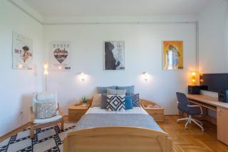 Bright top floor apartment near downtown - 4