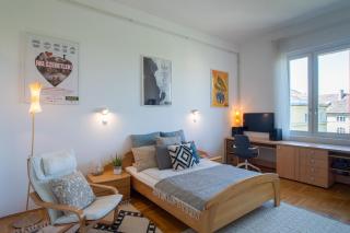 Bright top floor apartment near downtown - 3