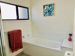 DAYDREAMING Airlie Beach, Water views & only 200m to boardwalk. - Cannonvale - 7