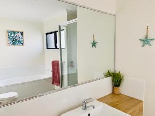 DAYDREAMING Airlie Beach, Water views & only 200m to boardwalk. - Cannonvale - 5