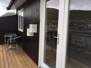 Private Spacious Home in City Center - Klaksvík - 9