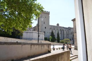 face au Palais des Papes - Avignon - 4