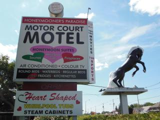 Motor Court Motel - London - 0