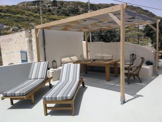 Katsinaros House - Emporio Santorini - 1