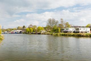 Riverside cottage - 9