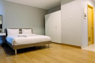 Homey Studio Room at Capitol Suites By Travelio - Jacarta - 8