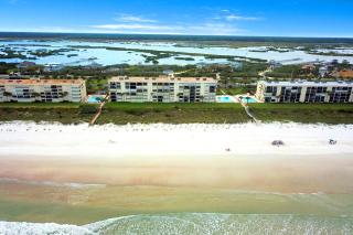 Spacious oceanfront condo with shared pool and tennis courts - 7