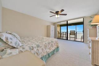 Spacious oceanfront condo with shared pool and tennis courts - 8