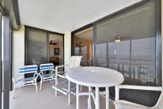 Spacious oceanfront condo with shared pool and tennis courts - 3