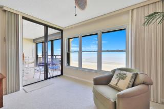 Spacious oceanfront condo with shared pool and tennis courts - 4