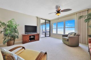 Spacious oceanfront condo with shared pool and tennis courts - 9