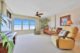 Spacious oceanfront condo with shared pool and tennis courts - 5