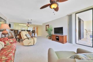 Spacious oceanfront condo with shared pool and tennis courts - 1