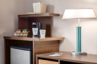 Super 8 by Wyndham Hanover - 4