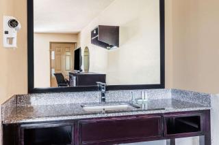 Super 8 by Wyndham Stockbridge - Stockbridge - 2