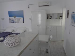 Blue and White Studios & Apartments - Lefkos Karpathou - 3