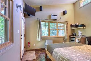 Creekside Cowa-Bungalow! - 4
