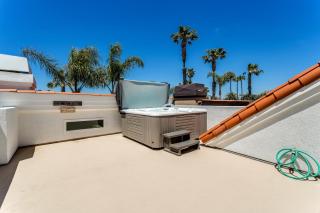 The White House with spa, bikes and steps to the beach and down town main street shops and dining - 9