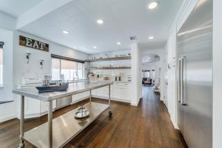 The White House with spa, bikes and steps to the beach and down town main street shops and dining - Huntington Beach - 5