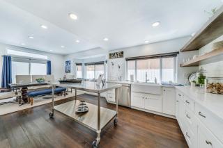 The White House with spa, bikes and steps to the beach and down town main street shops and dining - Huntington Beach - 4