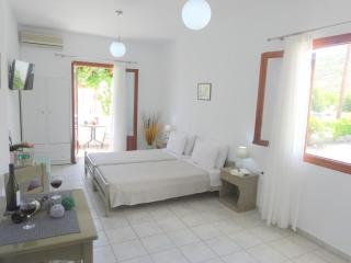 Kamakaris Rooms - 8