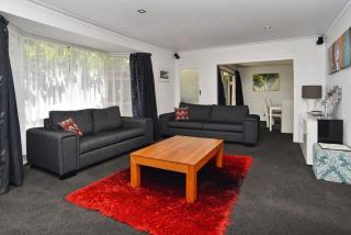 Relaxed 3BR Hideaway - Outdoor Living & Pets - Christchurch Holiday Homes - 8