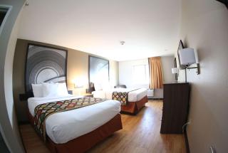 Super 8 by Wyndham Portsmouth - 2