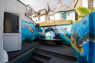 Funky Home by the Pier, 3 Bedrooms, Sleeps 10 - Brighton & Hove - 2