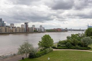 Bright Modern One-Bed with Stunning View of Thames - 8