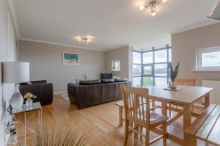 Bright Modern One-Bed with Stunning View of Thames - 4