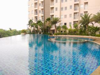 Comfy Studio Apartment No Kitchen Mustika Golf Residence By Travelio - Pegadungan - 2