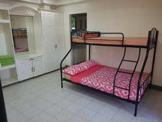 OMG Guesthouse room for 7 - Quinawitnan - 2