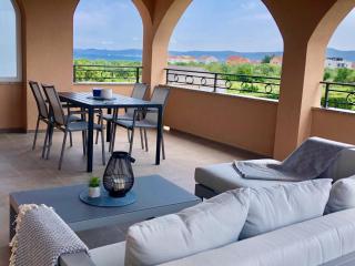 Luxury Apartments Garden - 8