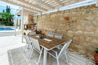 Elmyra Villa, Heated Pool & Walking to beach, By ThinkVilla - Gerani - 3