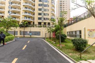 Locals Guesthouse (Haikou Baishamen park Branch) - 1