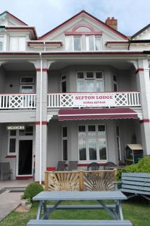 Sefton Lodge SEAFRONT ,PANORAMIC SEA VIEW ENSUITE BALCONY ROOMS AVAILABLE, GUEST GARDEN - Paignton - 9