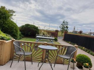 Sefton Lodge SEAFRONT ,PANORAMIC SEA VIEW ENSUITE BALCONY ROOMS AVAILABLE, GUEST GARDEN - Paignton - 2