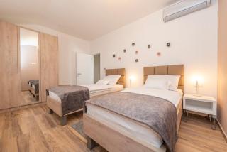 LUXURY APARTMENTS - LA VIR 5& 6 - 9