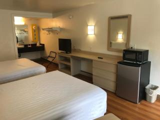 Travelodge by Wyndham Fayetteville - Fayetteville - 1