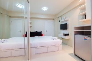 Nice Studio at 12th Floor Green Pramuka City Apartment By Travelio - 6